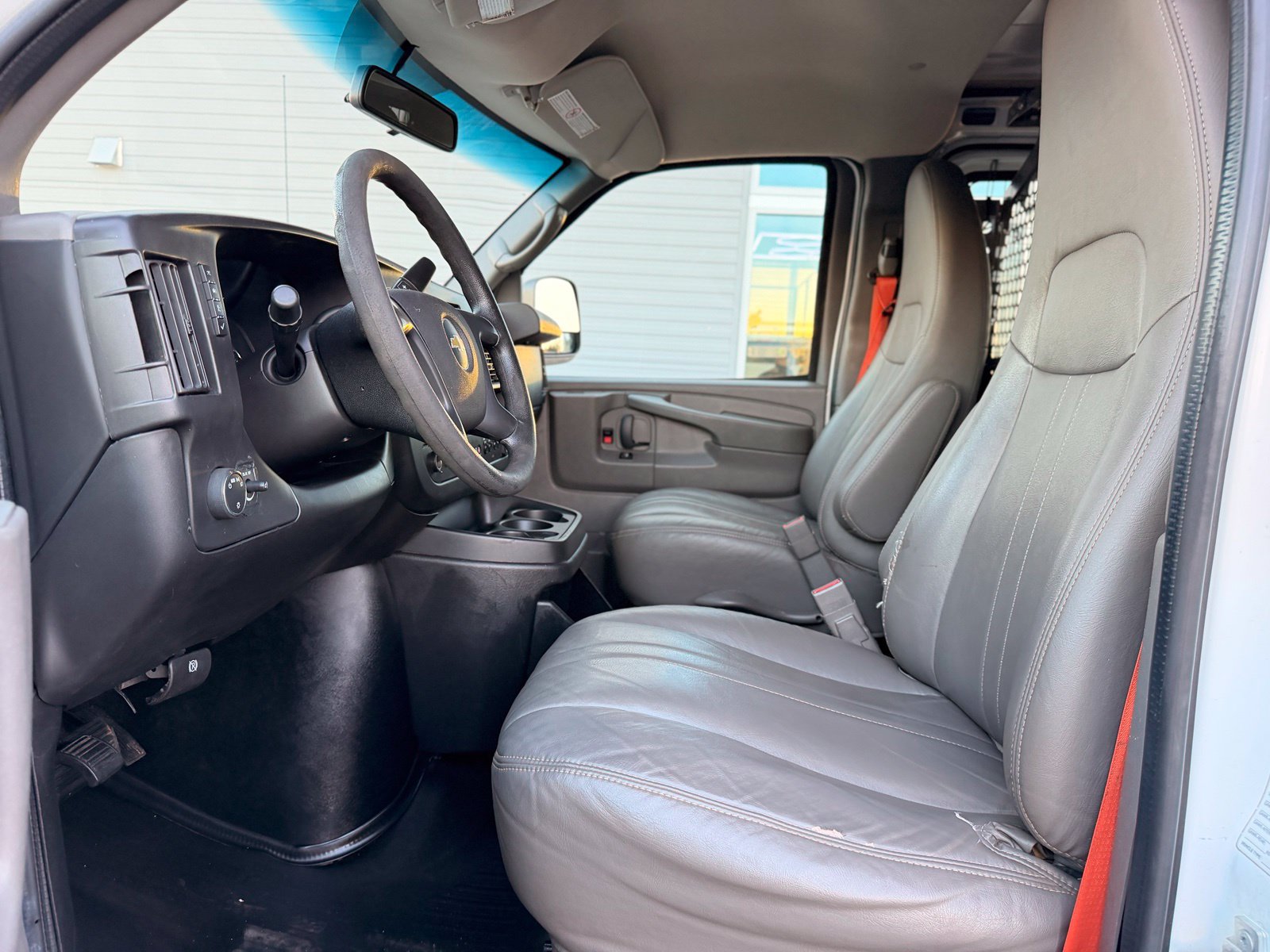 Used 2015 Chevrolet Express 2500 RWD image 18