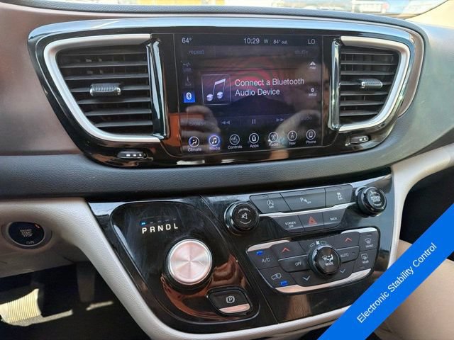 Used 2017 Chrysler Pacifica Touring-L w/ Tire & Wheel Group FWD image 12