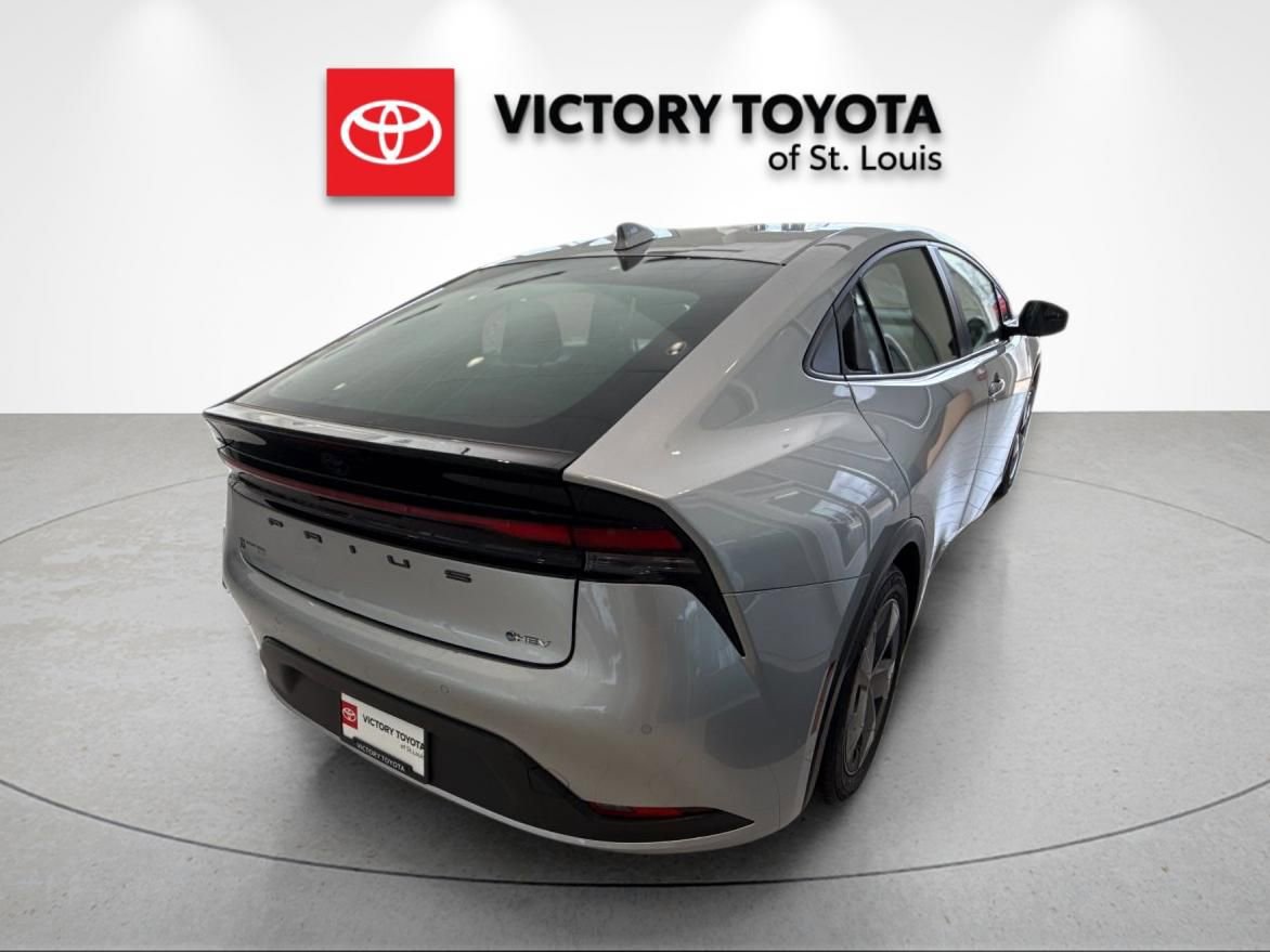 Used 2024 Toyota Prius LE image 3