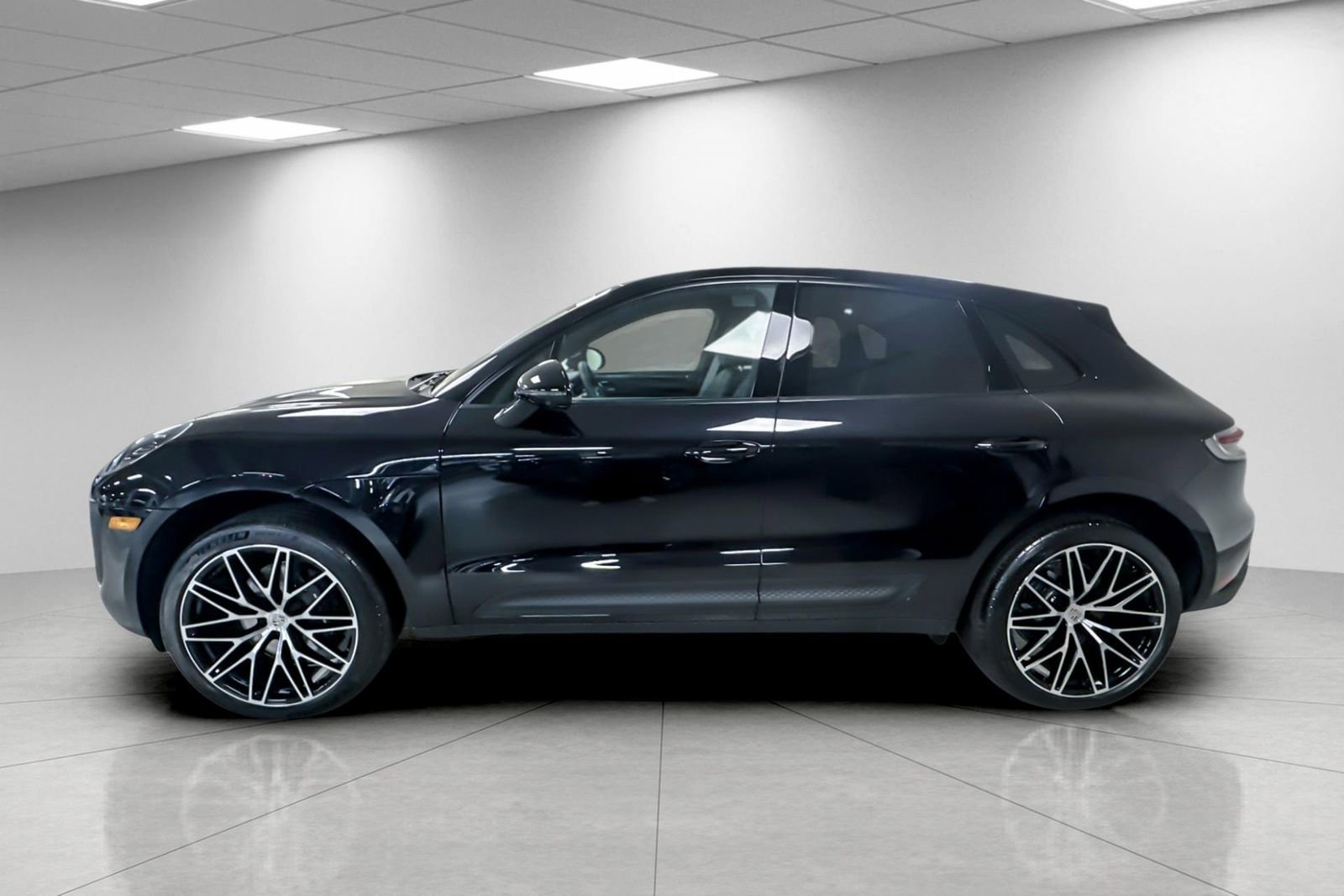 New 2025 Porsche Macan image 2