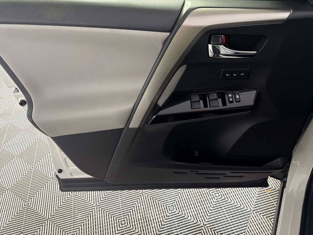 Used 2018 Toyota RAV4 Limited image 11