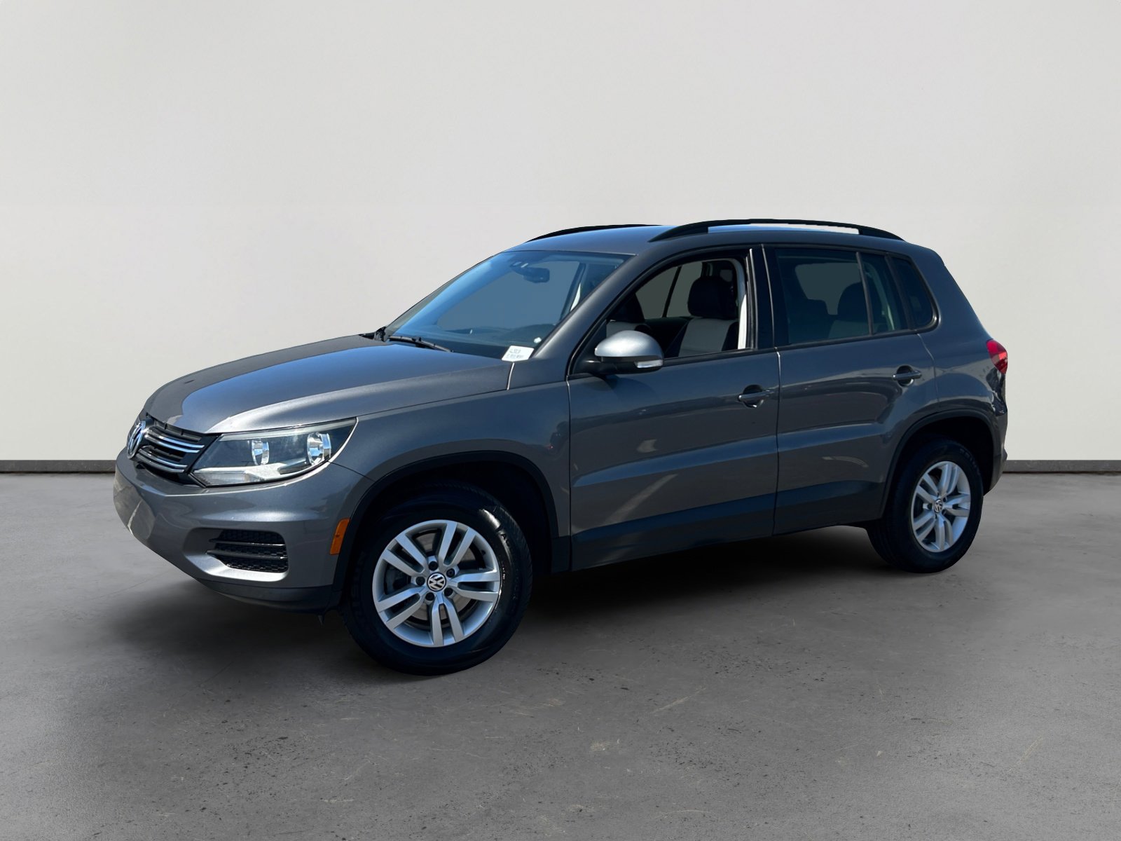 Used 2016 Volkswagen Tiguan S image 1