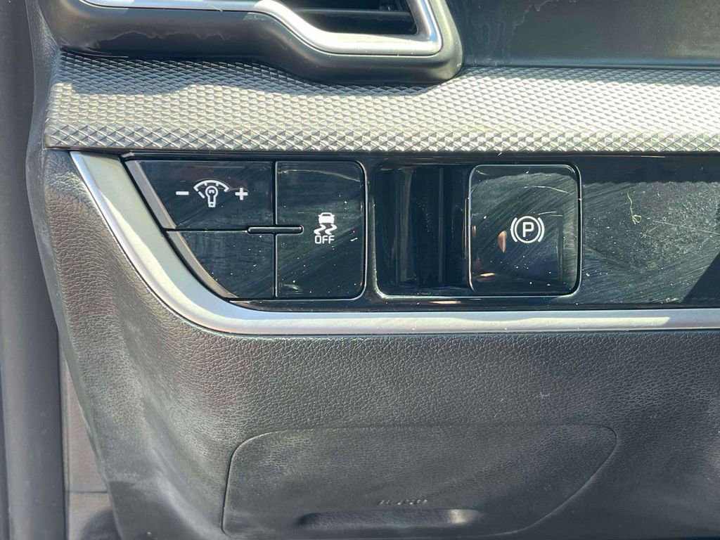 Used 2025 Kia Sportage LX image 17