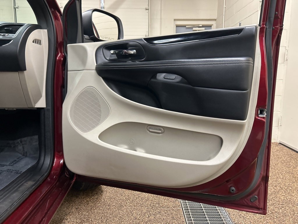 Used 2016 Dodge Grand Caravan SXT image 14