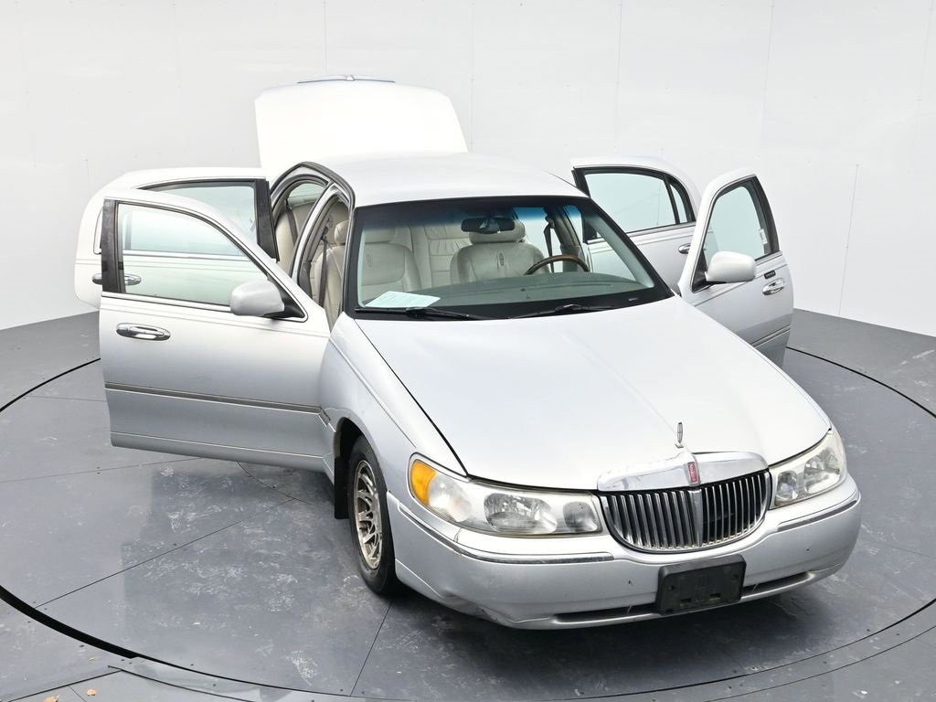 Used 2002 Lincoln Town Car Signature image 48