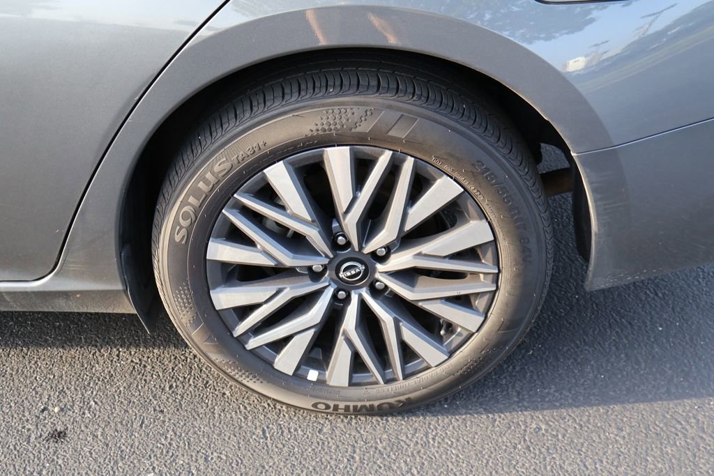 Used 2025 Nissan Altima 2.5 SV FWD image 15