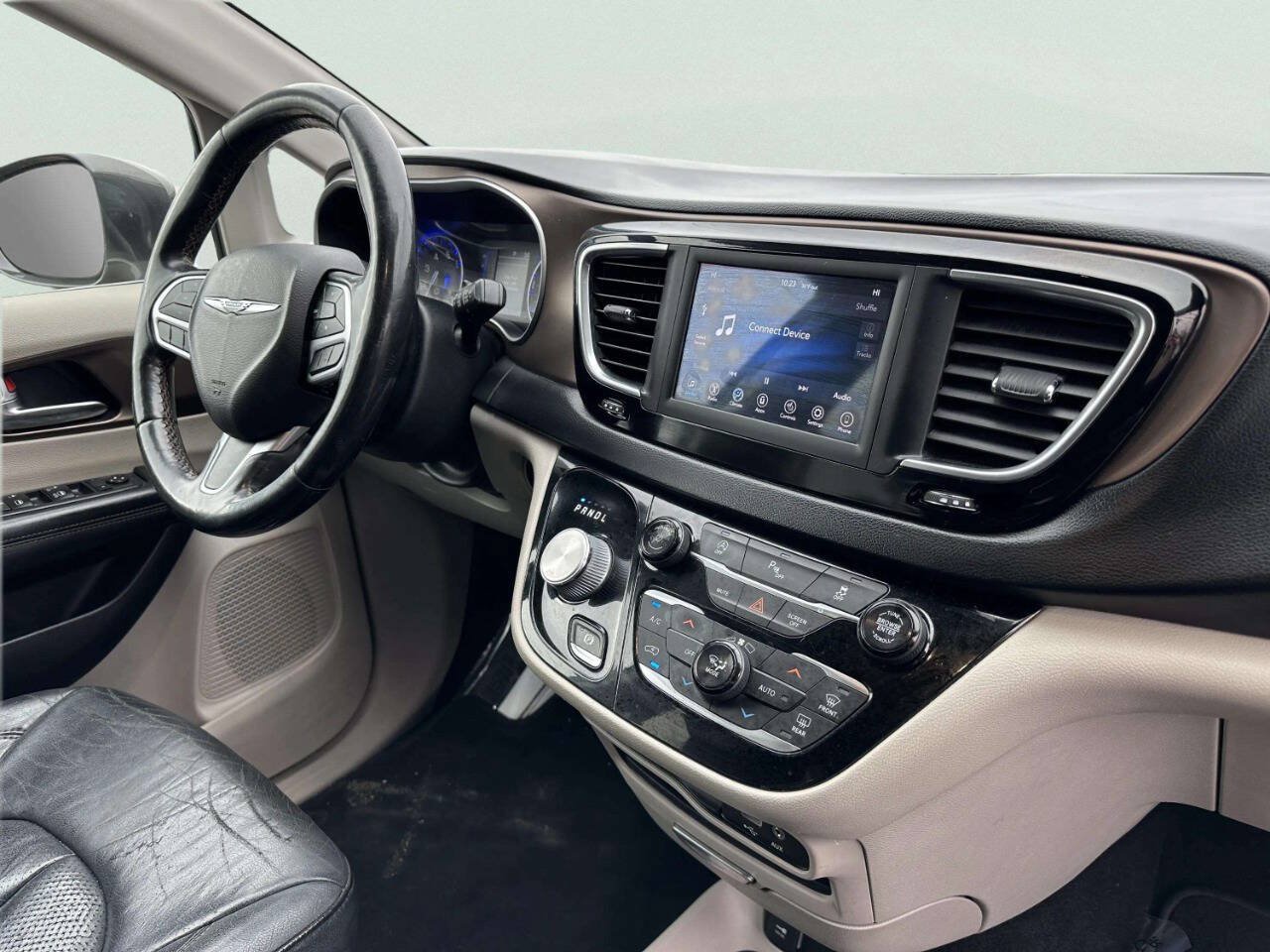 Used 2019 Chrysler Pacifica Touring-L FWD image 20