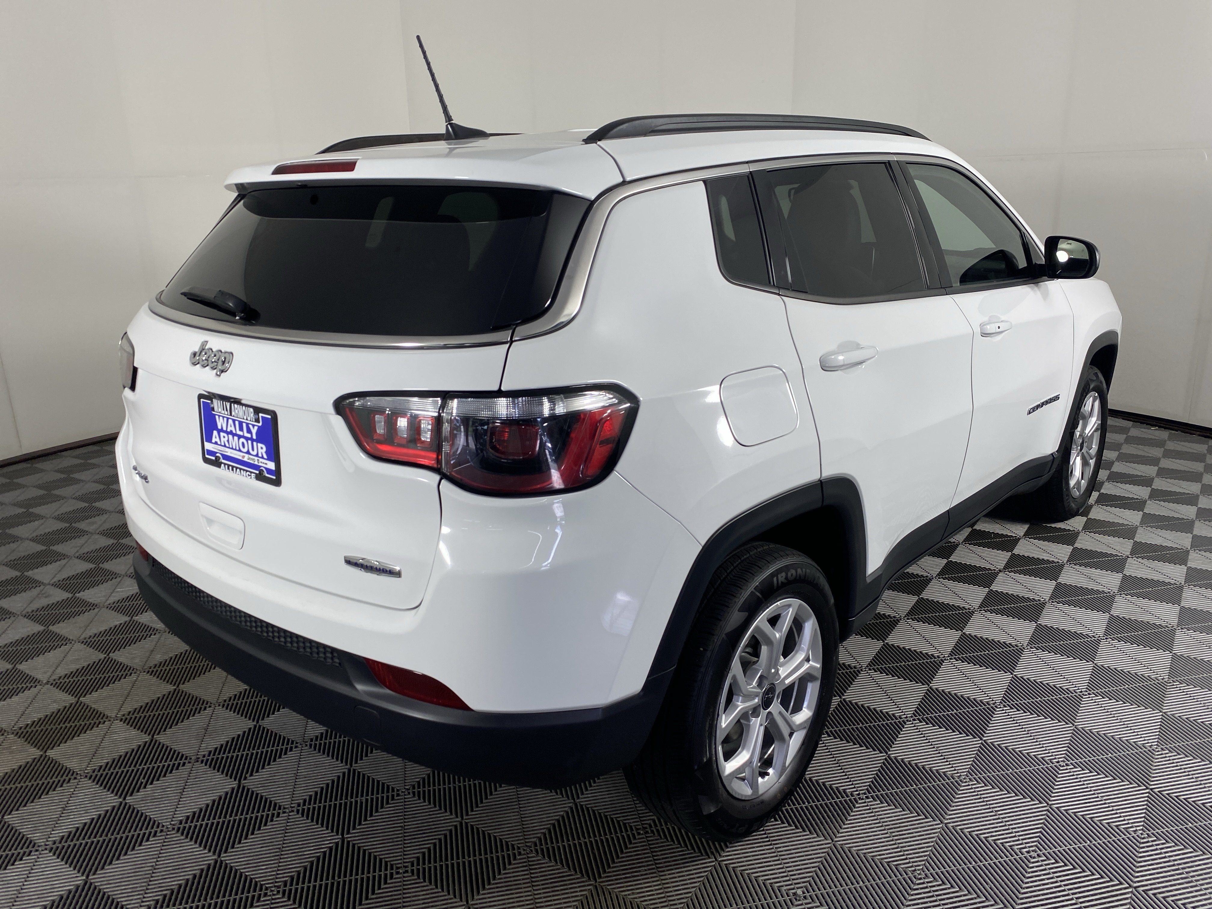 Used 2025 Jeep Compass Latitude AWD/4WD image 7