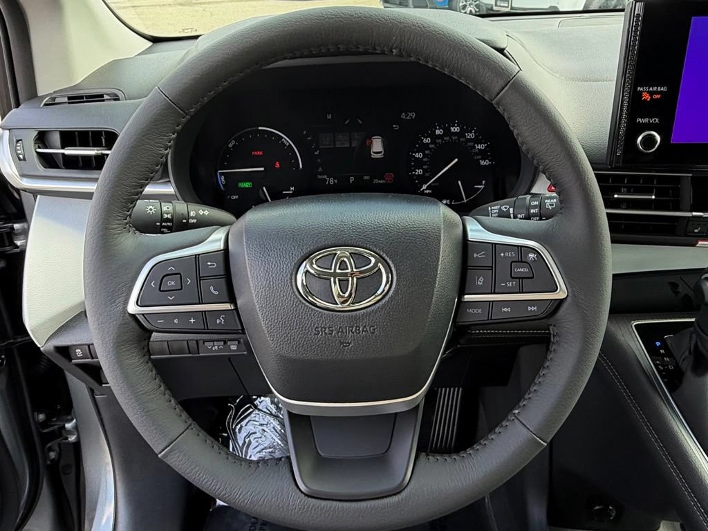 Used 2026 Toyota Sienna XLE FWD image 21
