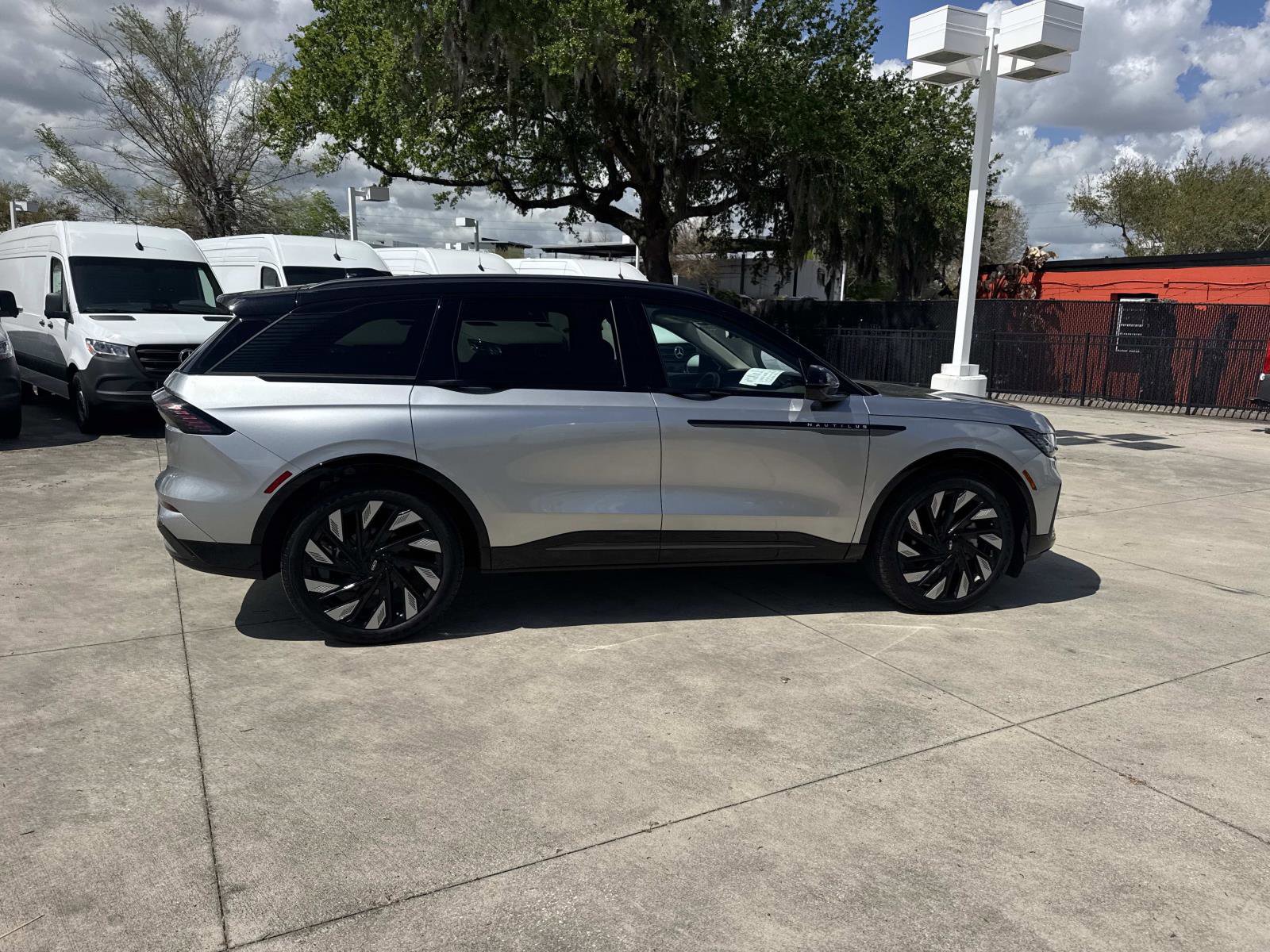 Used 2025 Lincoln Nautilus Reserve image 2