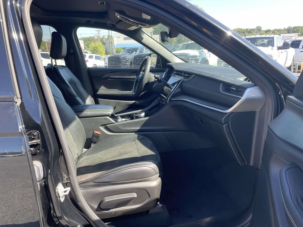 Used 2023 Jeep Grand Cherokee Altitude AWD/4WD image 12