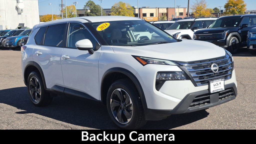 Used 2024 Nissan Rogue SV image 2