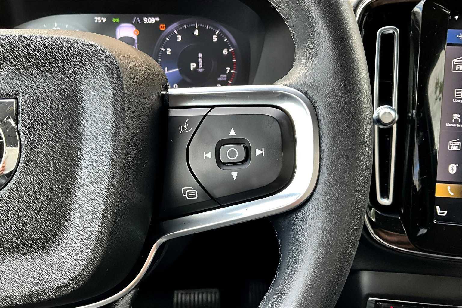 Certified 2022 Volvo XC40 T5 Momentum image 24