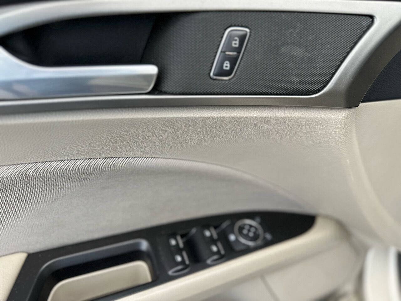 Used 2017 Ford Fusion SE image 21