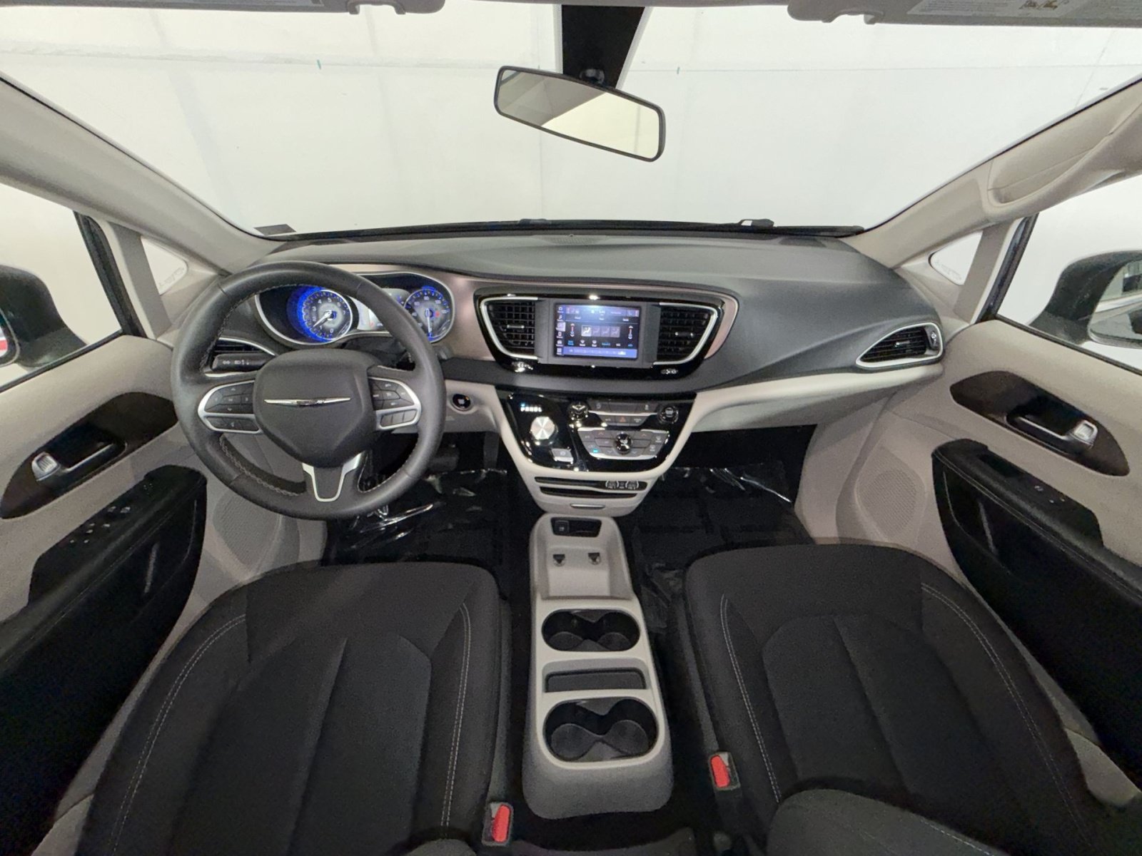 Used 2022 Chrysler Voyager LX FWD image 22