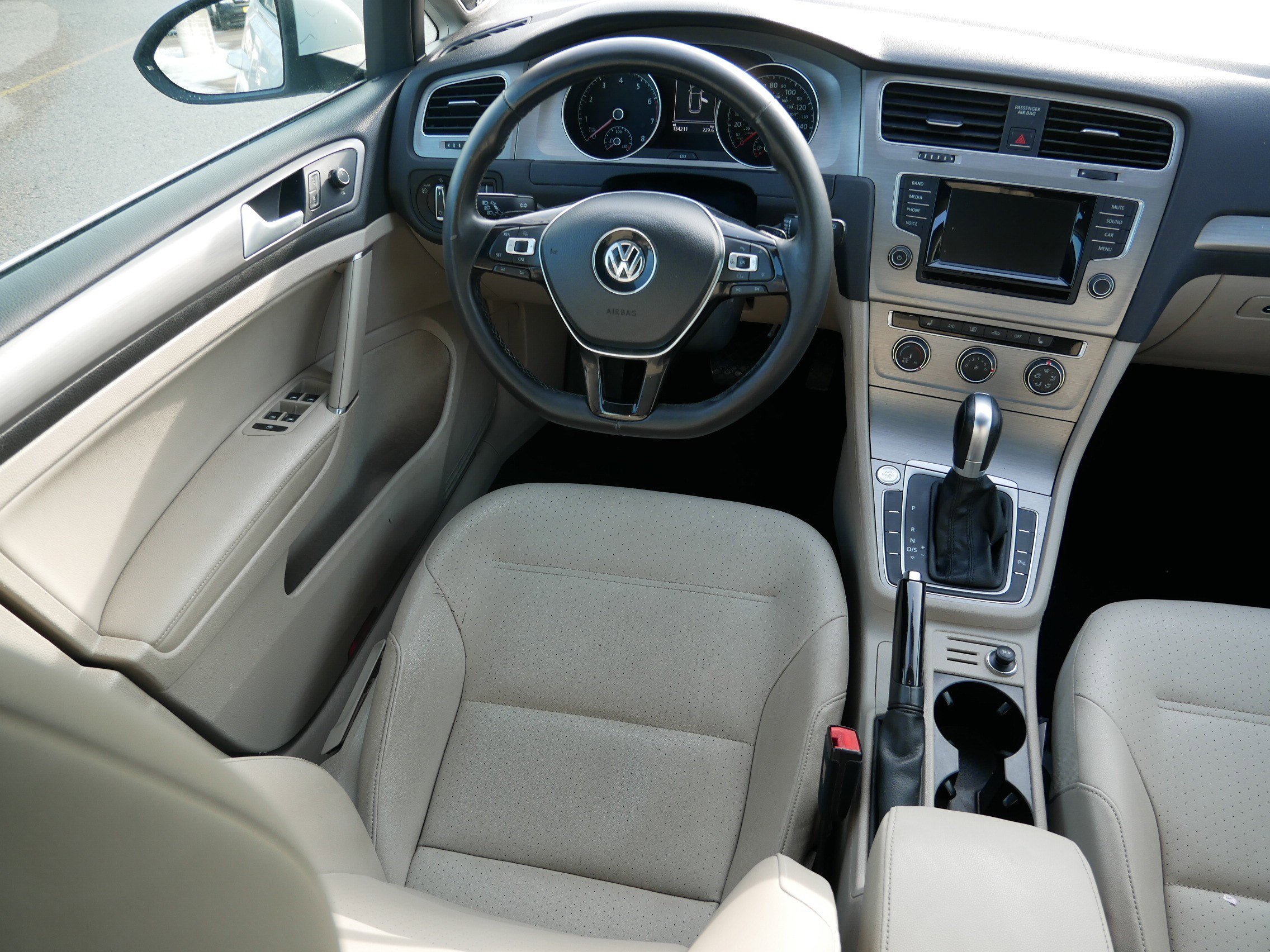 Used 2015 Volkswagen Golf SE image 9