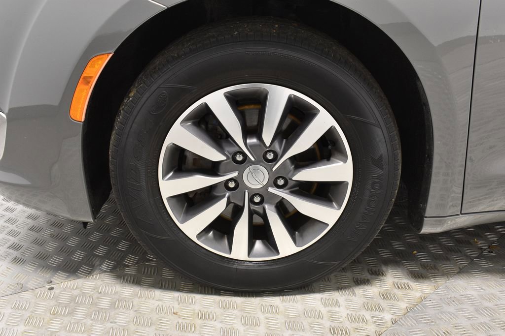 Used 2020 Chrysler Pacifica Touring-L Plus image 34