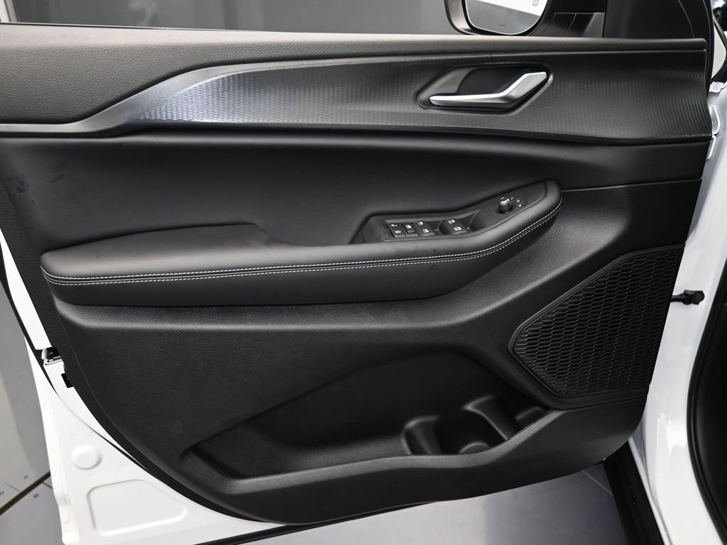 Used 2025 Jeep Grand Cherokee Laredo image 17