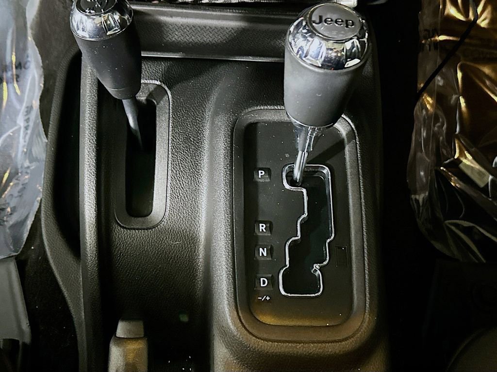 Used 2014 Jeep Wrangler Unlimited Sahara w/ Connectivity Group image 17