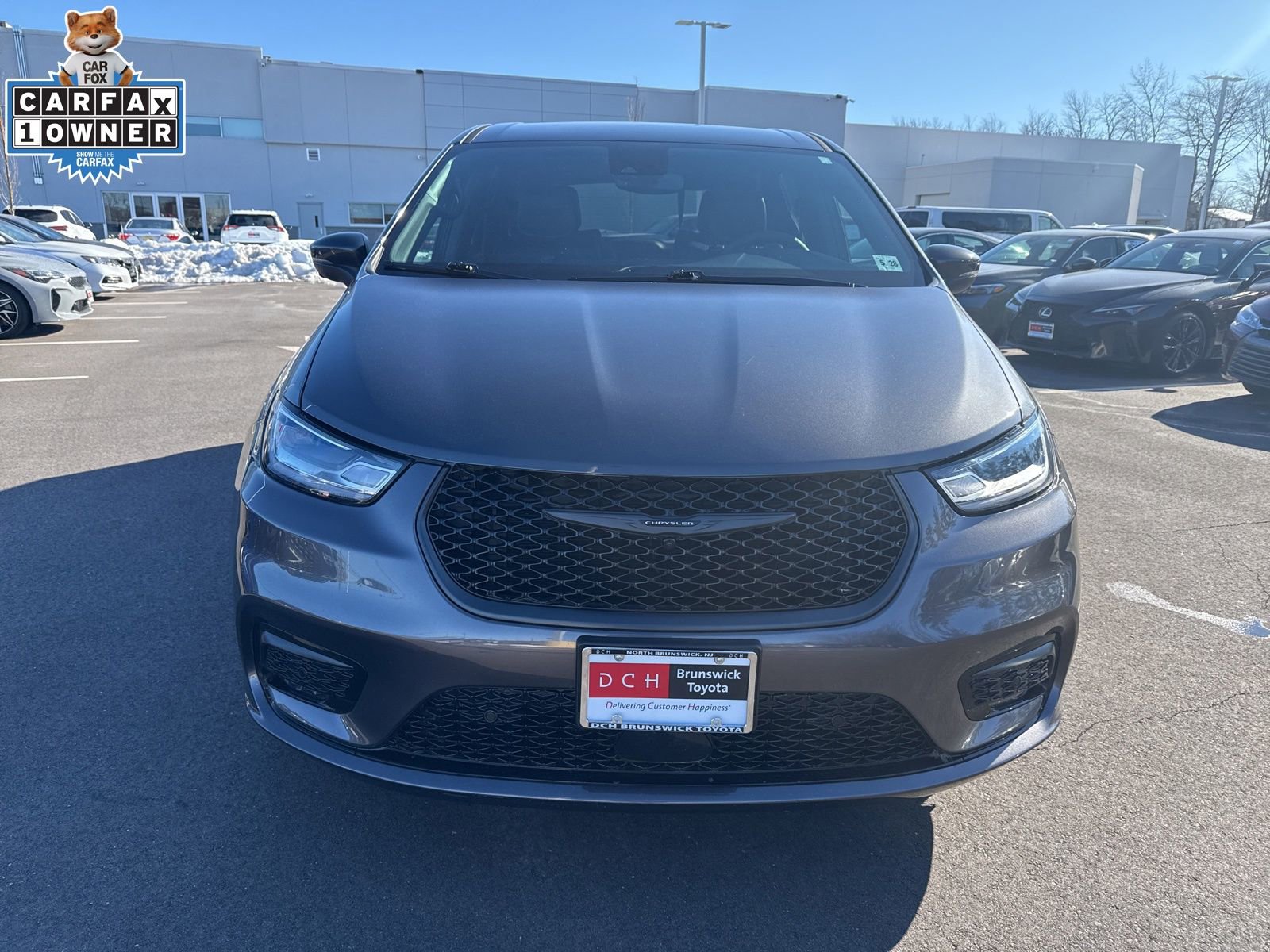 Used 2023 Chrysler Pacifica Touring-L w/ Uconnect Theater Family Group image 2