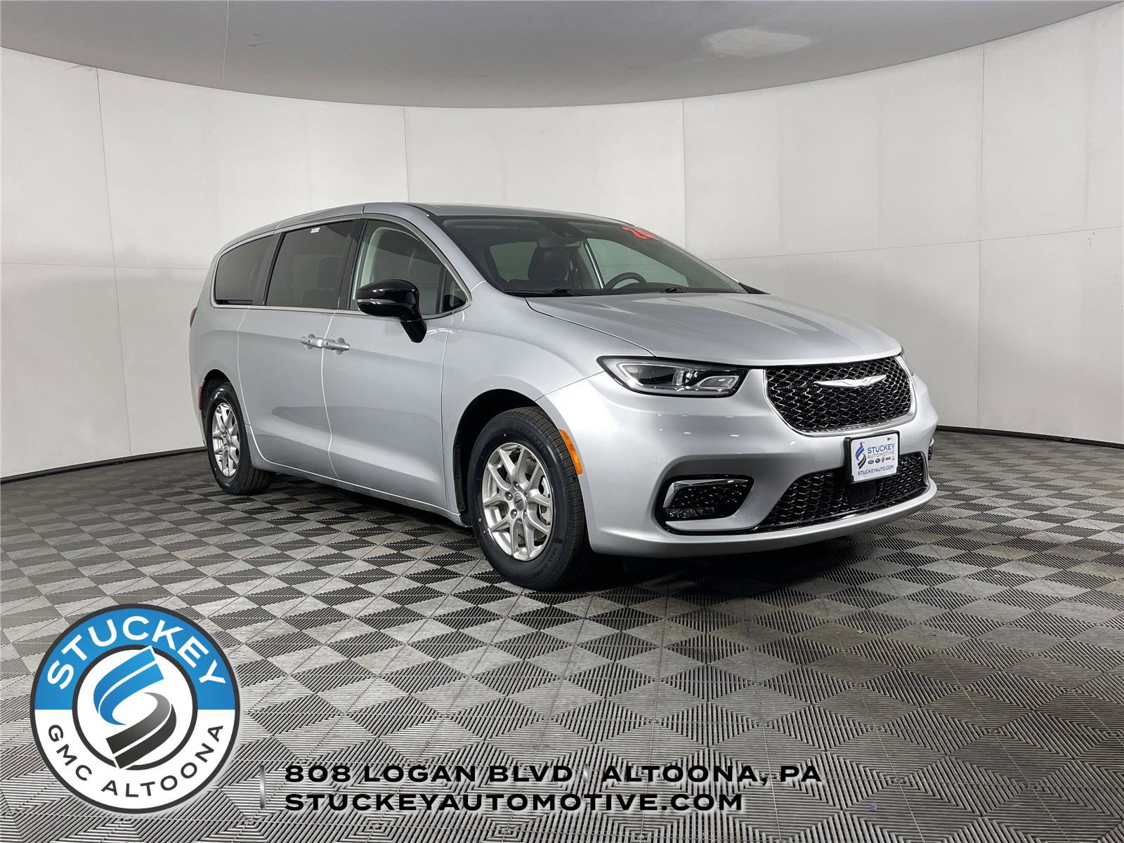 Used 2024 Chrysler Pacifica Touring-L image 1
