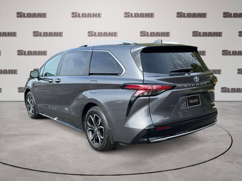 Used 2025 Toyota Sienna Platinum image 3