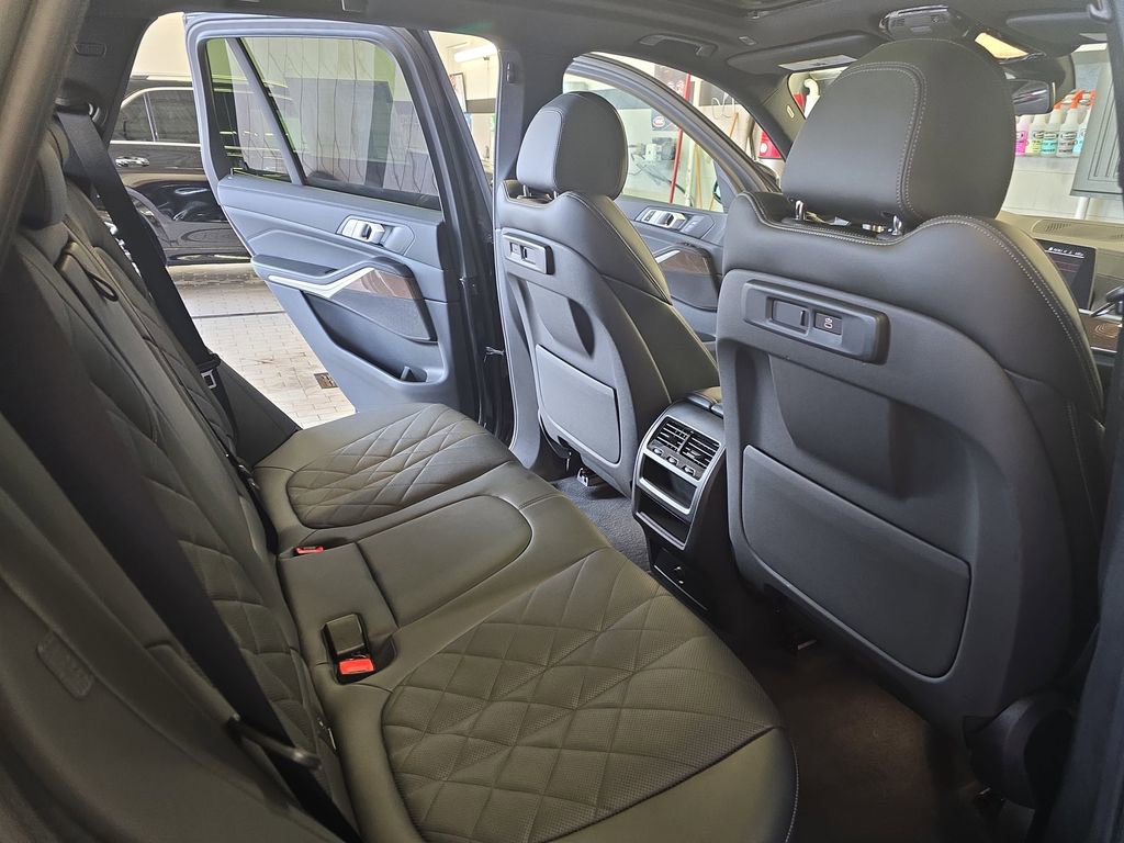 Used 2023 BMW X5 xDrive40i AWD/4WD image 11
