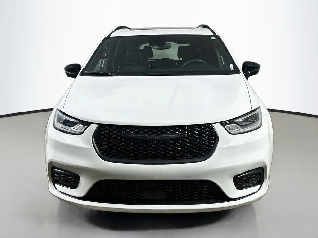 Used 2024 Chrysler Pacifica Premium FWD image 2
