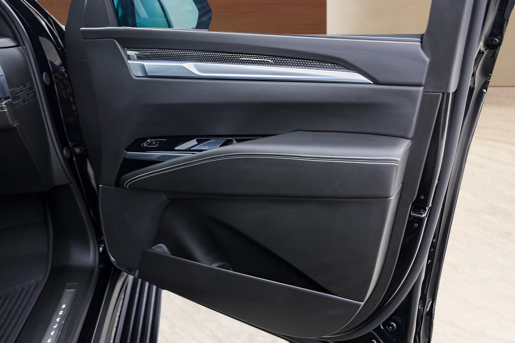 Certified 2025 Cadillac Escalade ESV V AWD/4WD image 31