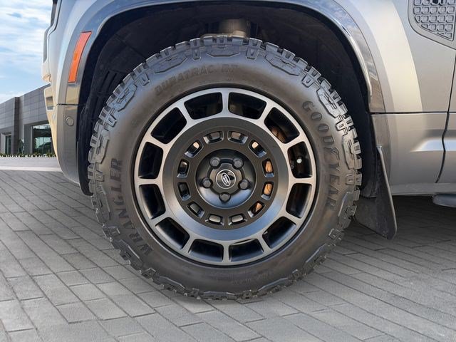 Used 2025 Land Rover Defender 110 AWD/4WD image 9
