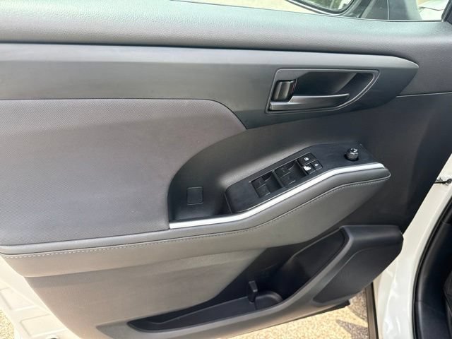 Used 2023 Toyota Highlander L AWD/4WD image 26