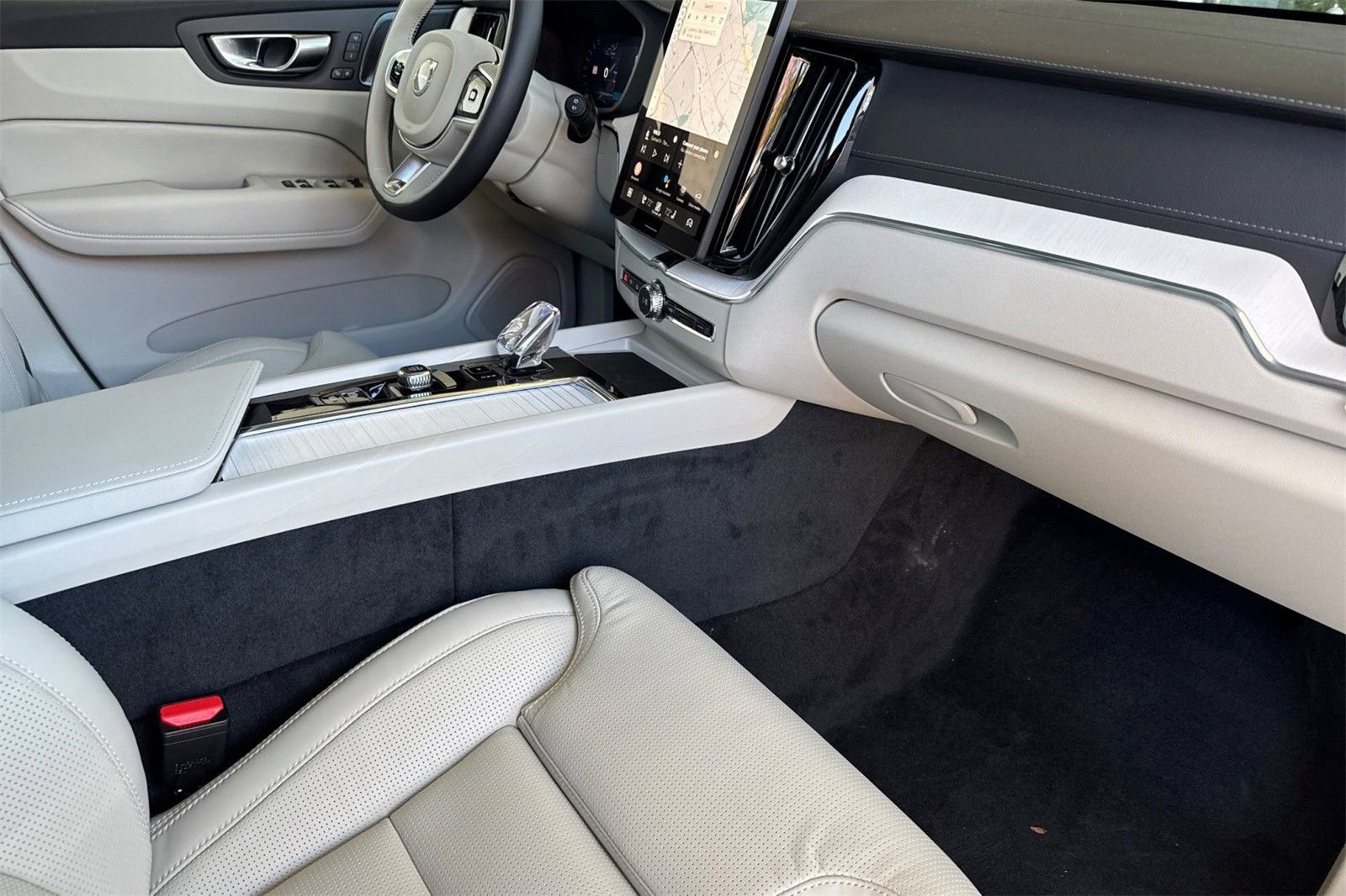 New 2026 Volvo XC60 T8 Ultra w/ Protection Package Premier AWD/4WD image 15