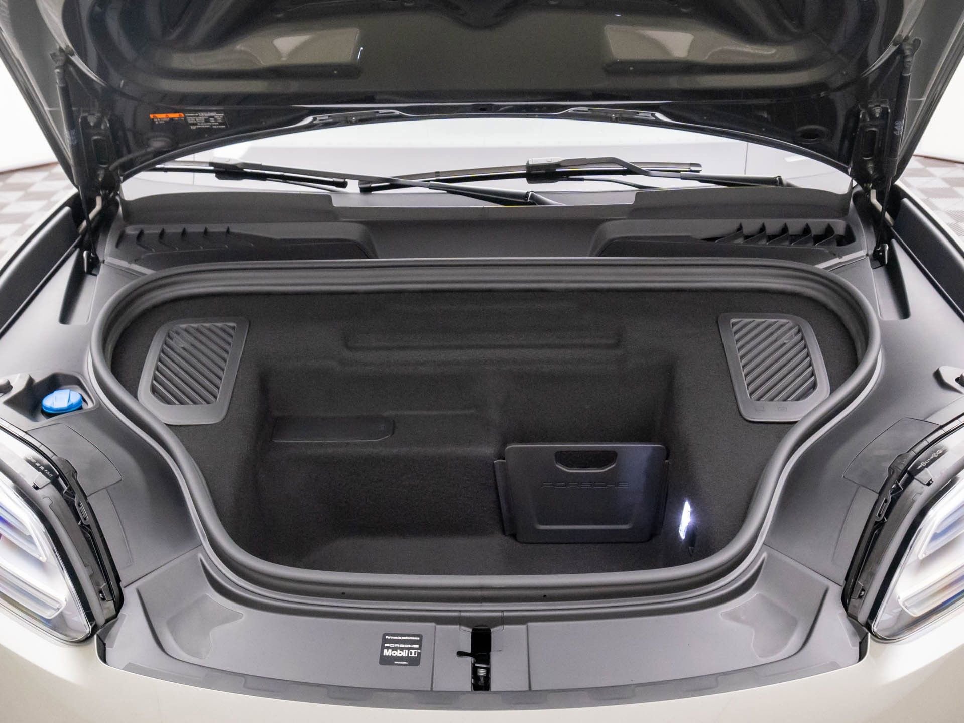 New 2025 Porsche Macan 4 Electric image 29