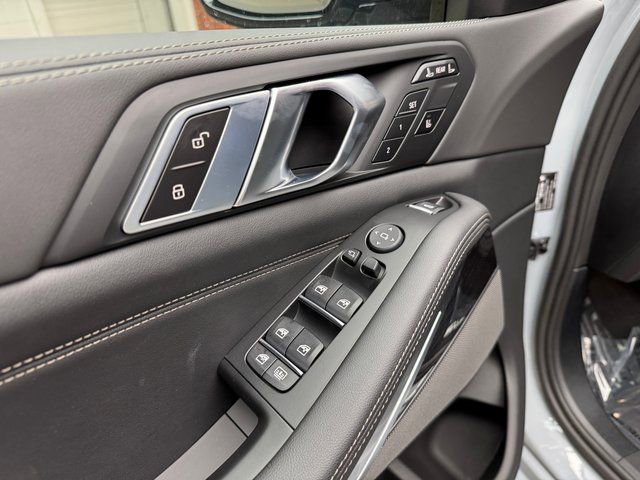 Used 2026 BMW X7 xDrive40i w/ M Sport Package AWD/4WD image 11
