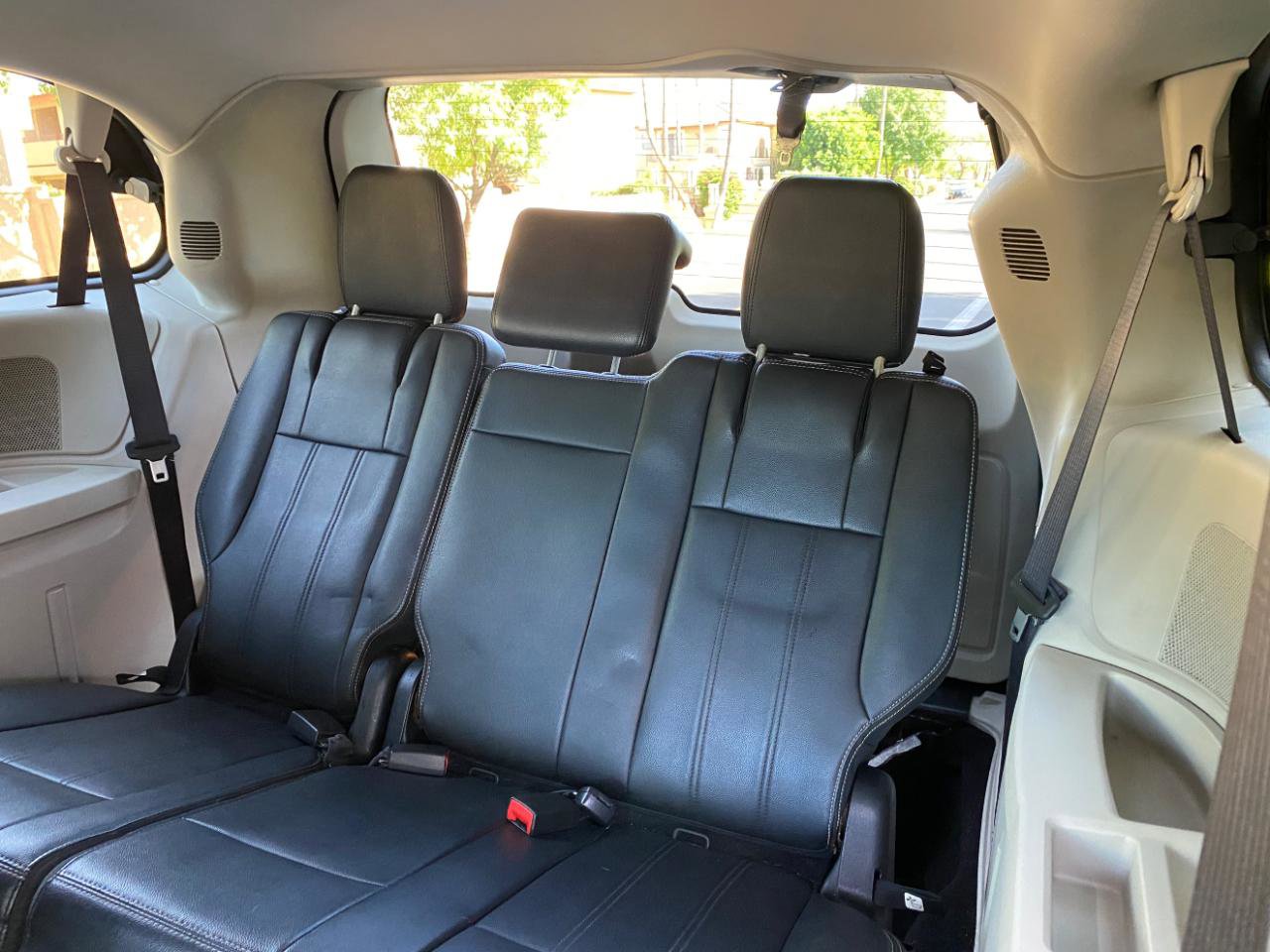 Used 2016 Chrysler Town & Country Touring FWD image 43