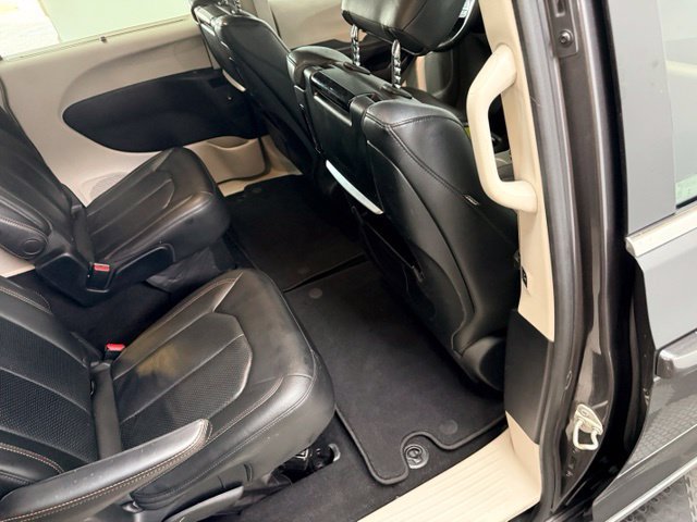 Used 2018 Chrysler Pacifica Touring-L Plus w/ Advanced Safetytec Group FWD image 38