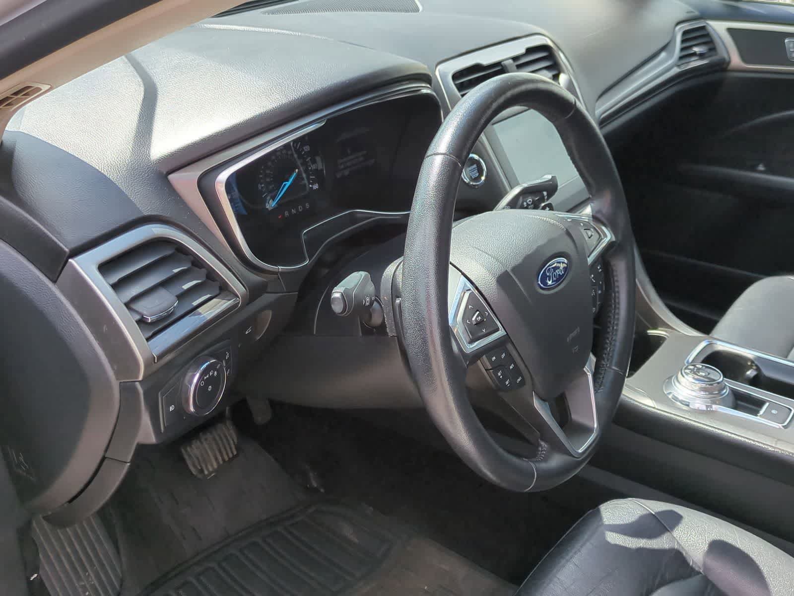 Used 2017 Ford Fusion SE w/ Fusion SE Technology Package FWD image 10