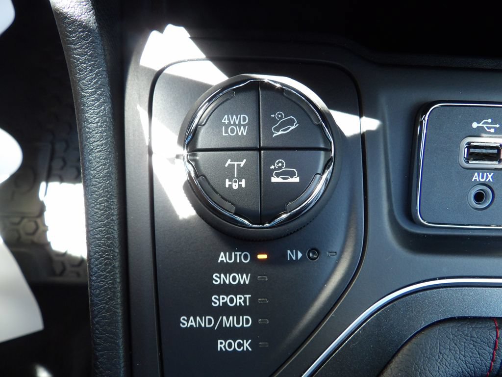 Used 2022 Jeep Cherokee Trailhawk w/ Sun, Sound & Nav Group AWD/4WD image 25