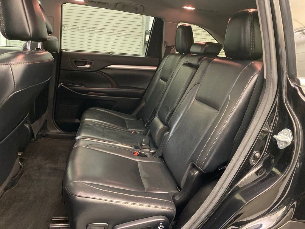Used 2017 Toyota Highlander XLE w/ Carpet Mat Package FWD image 22