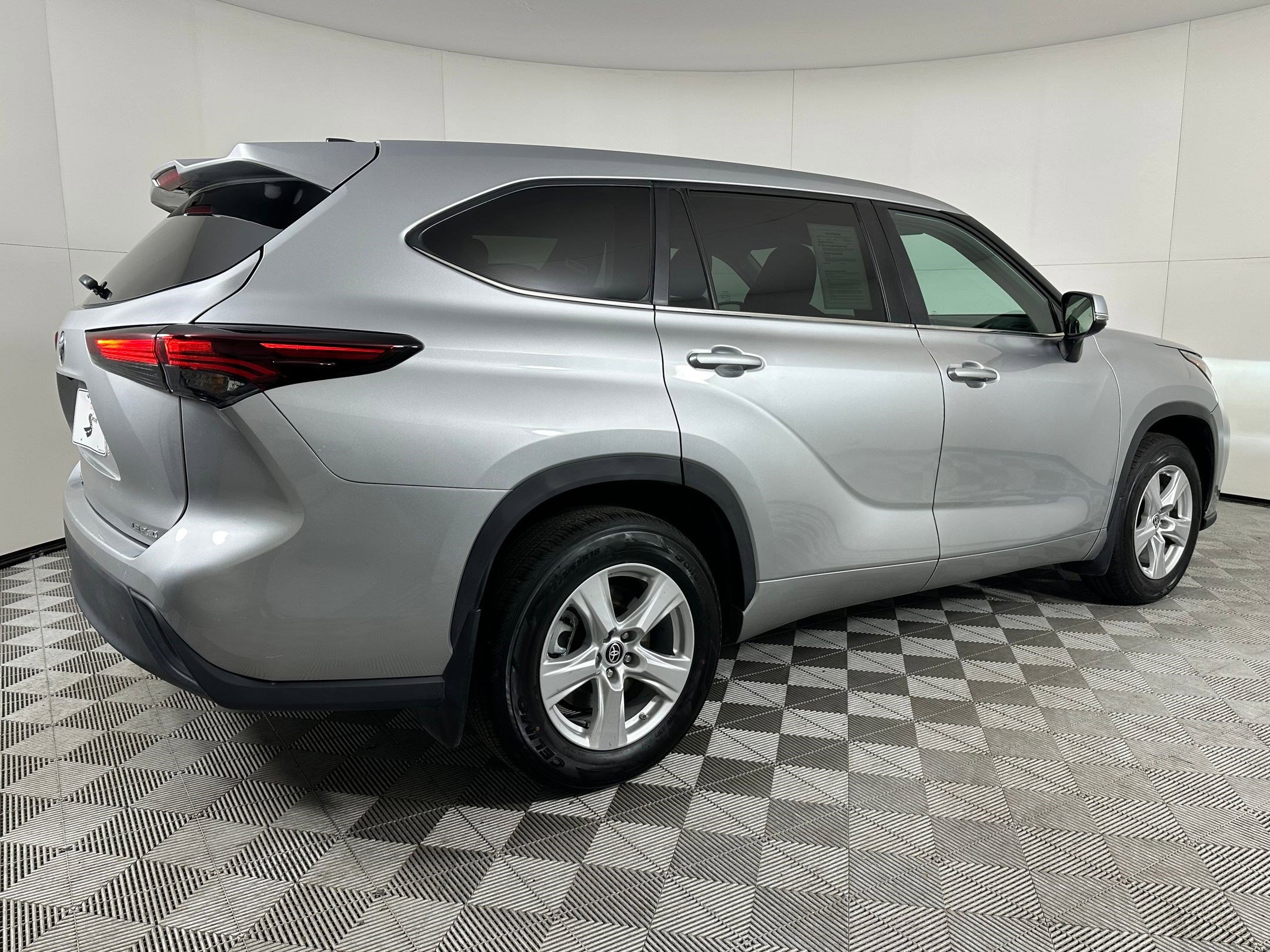 Used 2024 Toyota Highlander LE image 9