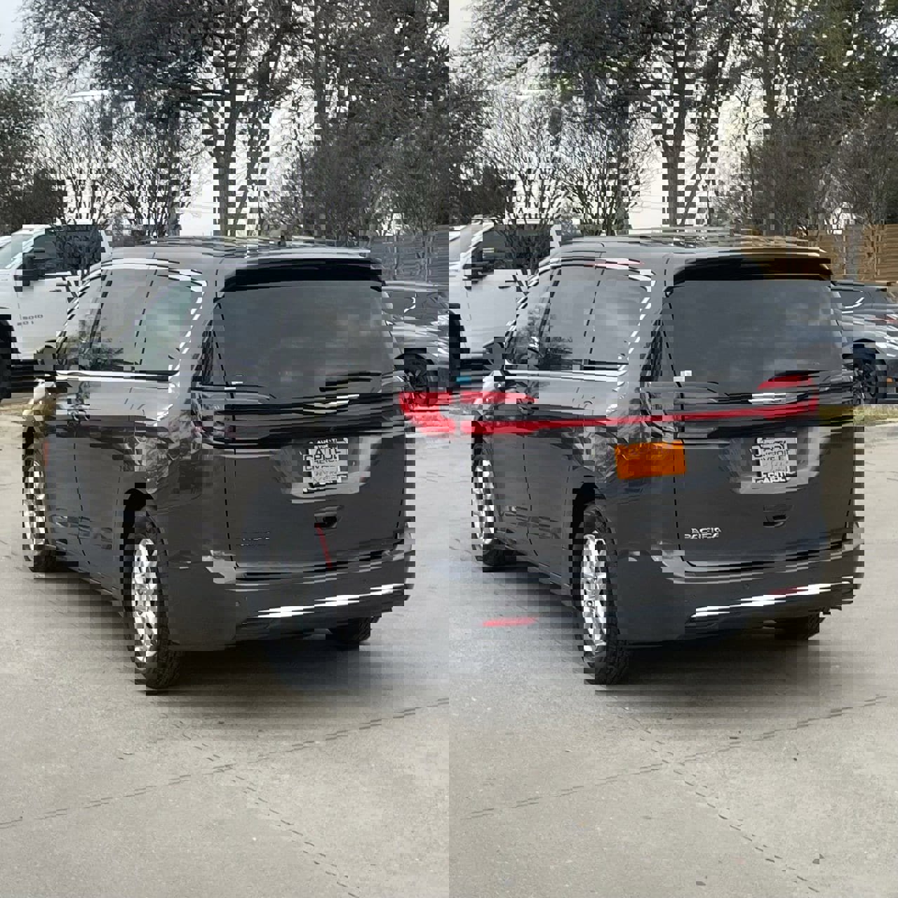 Used 2023 Chrysler Pacifica Touring-L image 4