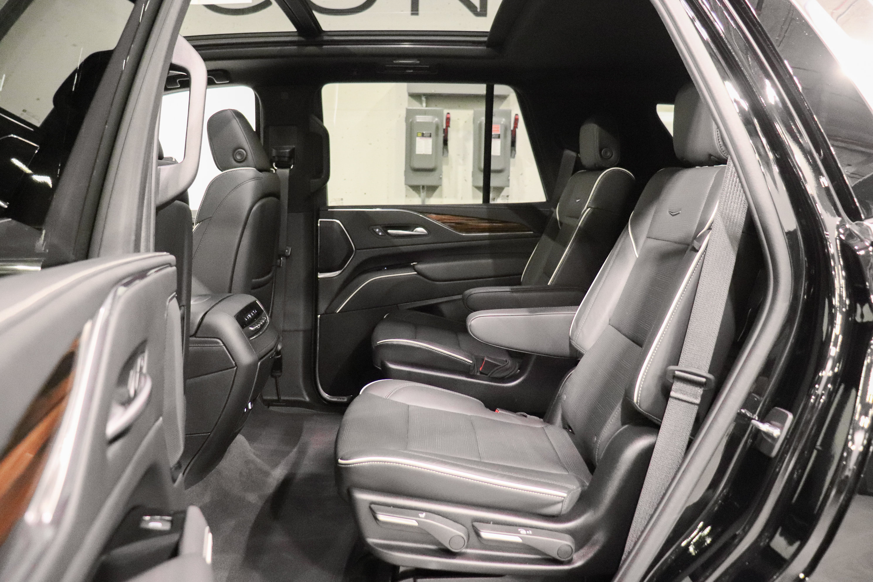 Used 2023 Cadillac Escalade Premium Luxury AWD/4WD image 16
