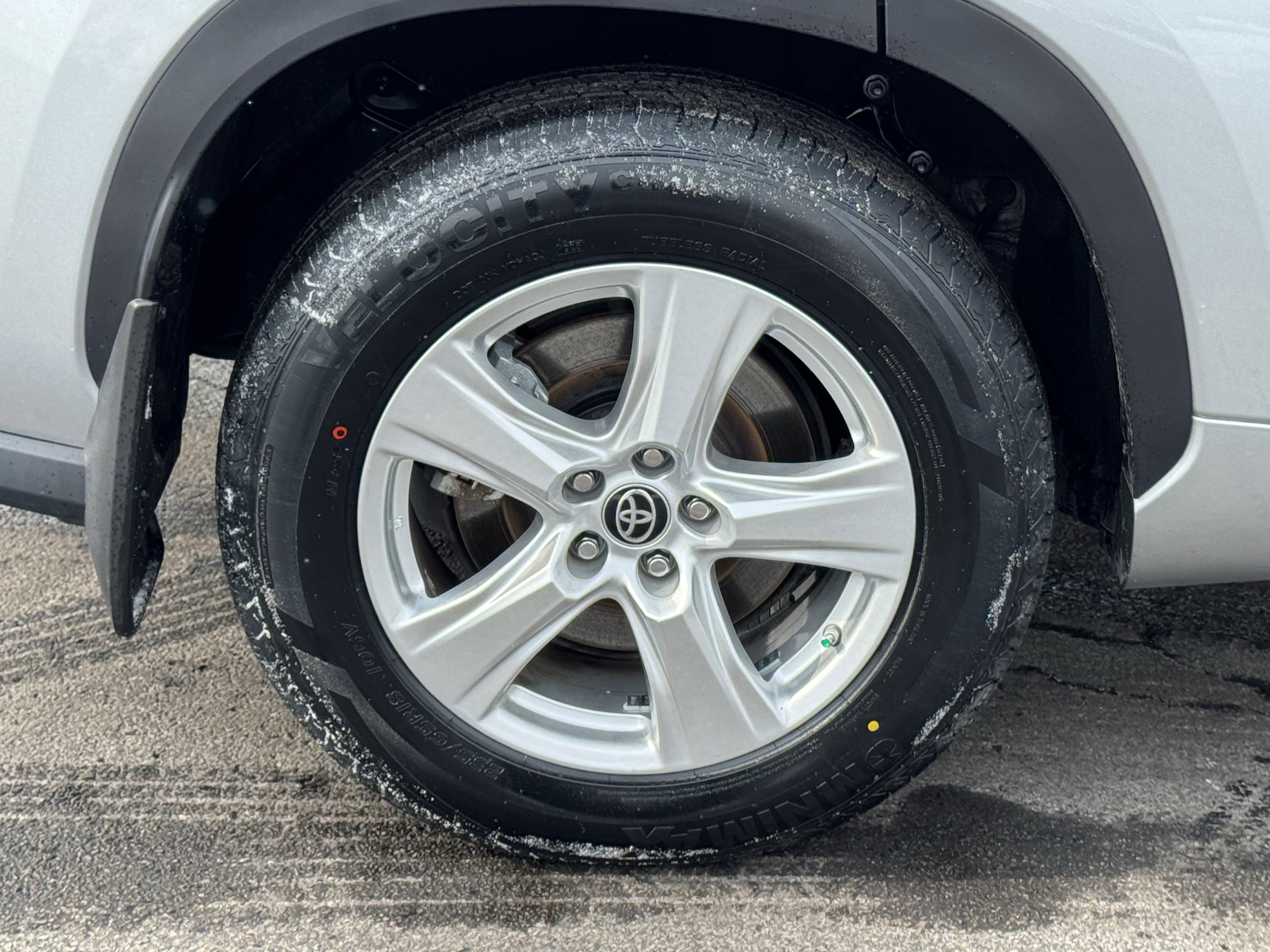 Used 2023 Toyota Highlander L image 37