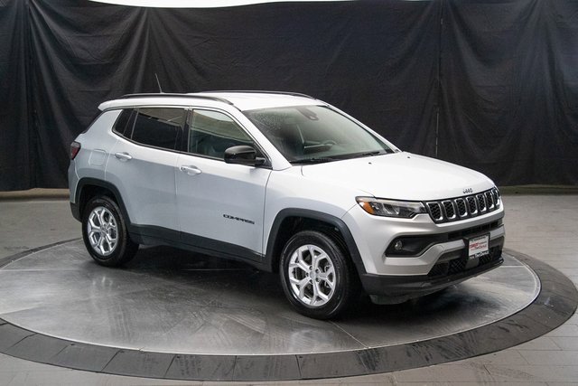 Used 2024 Jeep Compass Latitude image 2