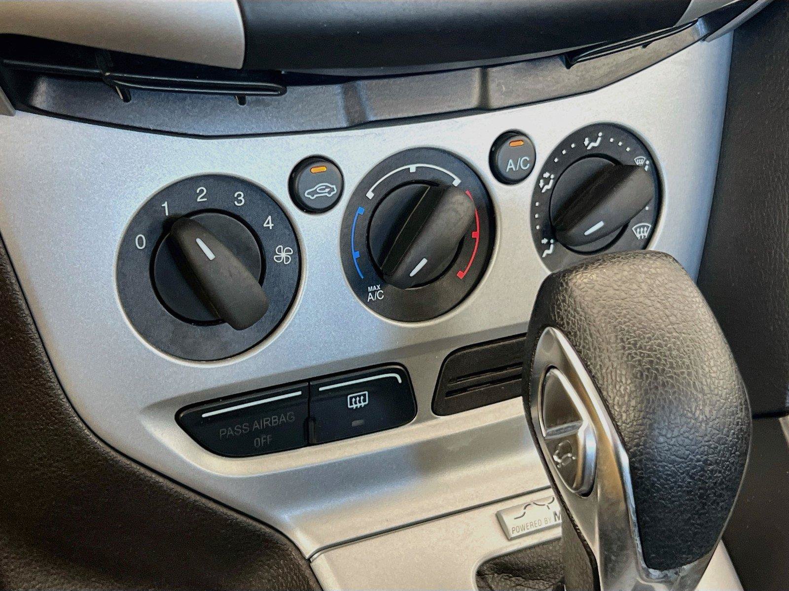 Used 2014 Ford Focus SE w/ SE Winter Package FWD image 9