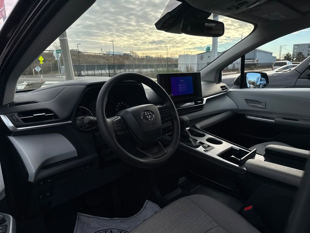 Used 2025 Toyota Sienna LE w/ LE Plus Package image 8