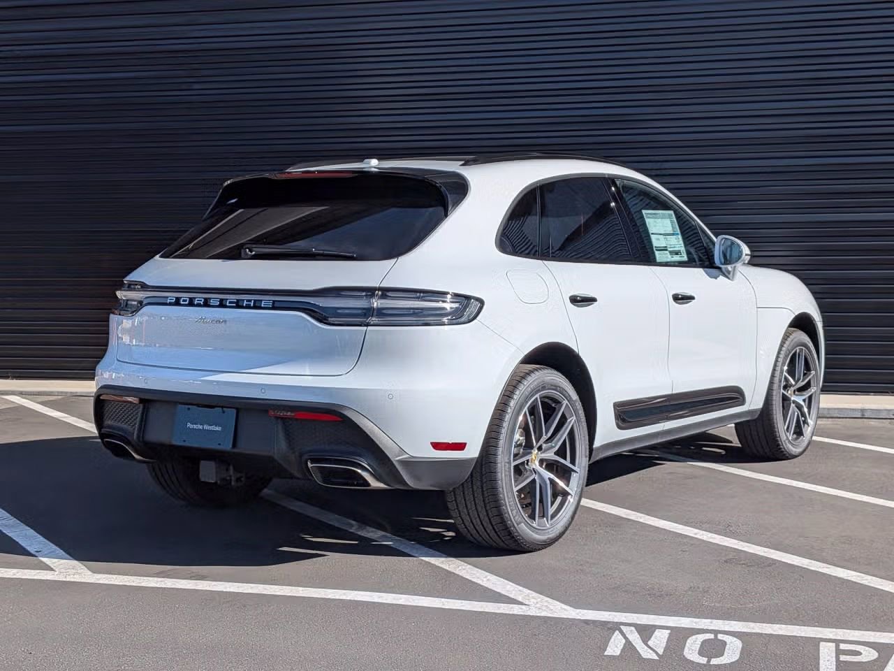 Certified 2025 Porsche Macan AWD/4WD image 9