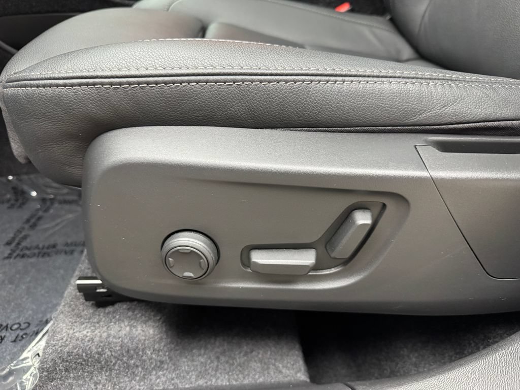 Used 2026 Volvo XC40 B5 Plus AWD/4WD image 12