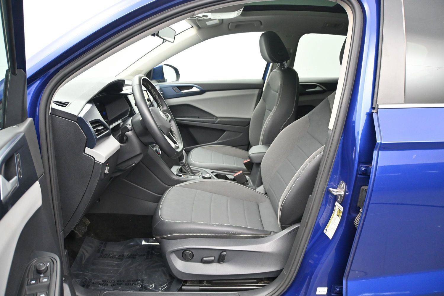 Used 2022 Volkswagen Taos SE w/ Panoramic Sunroof Package AWD/4WD image 7