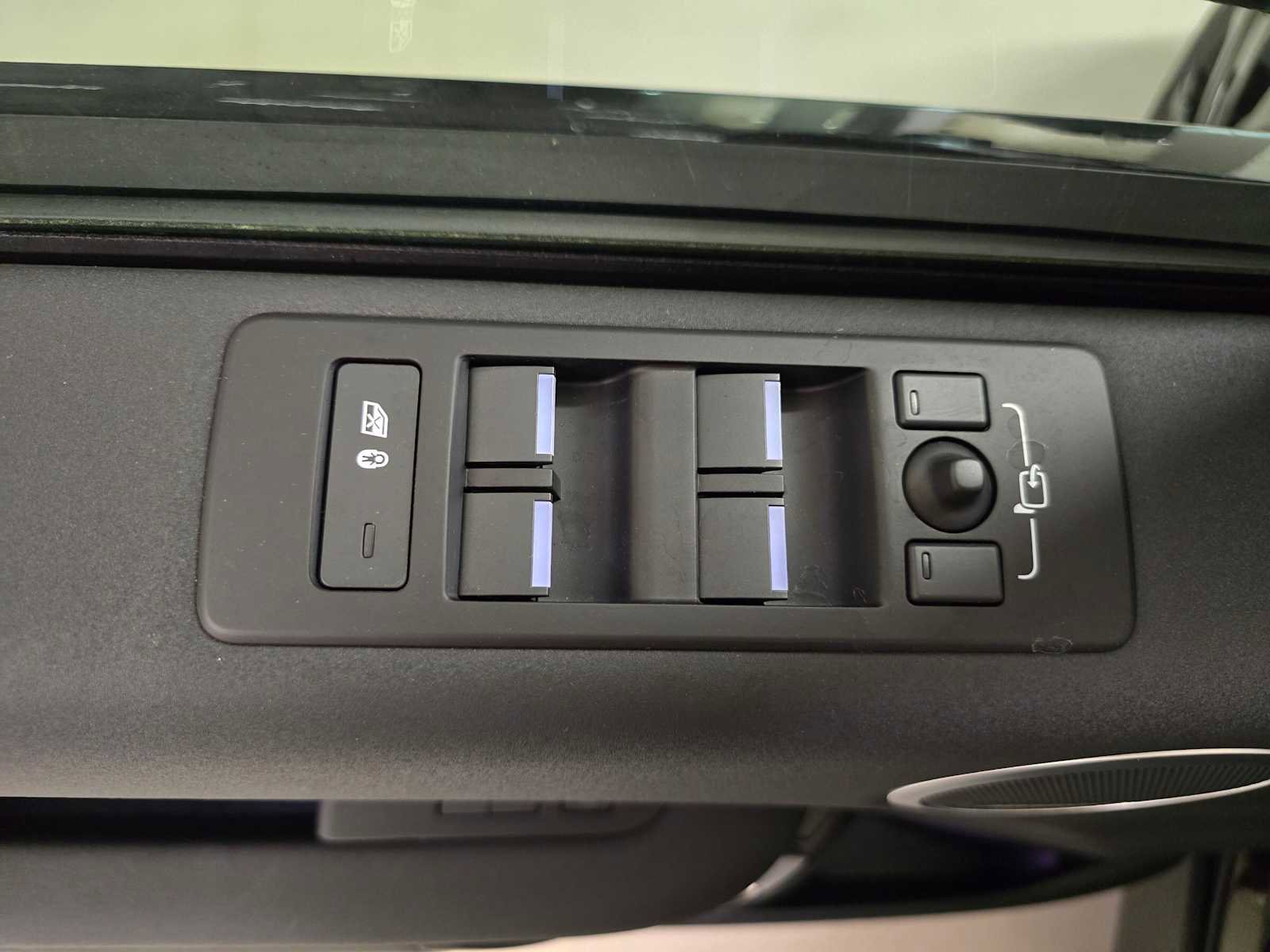 New 2026 Land Rover Discovery S image 24